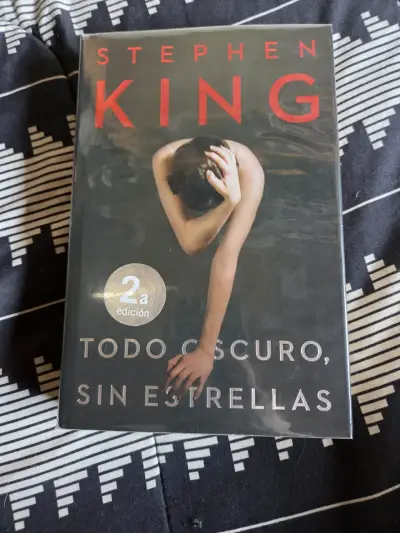 Libro 'Todo Oscuro, Sin Estrellas' de Stephen King - miniatura 1