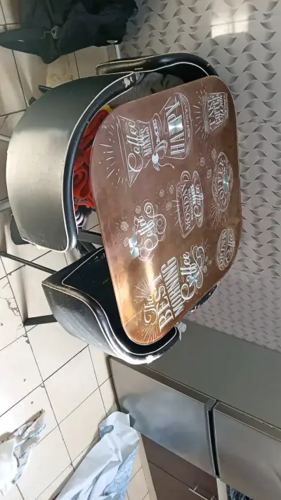 Juego de comedor vintage con sillas negras - miniatura 1