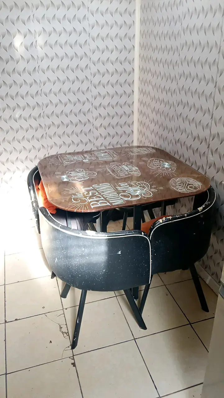 Juego de comedor vintage con sillas negras - 3