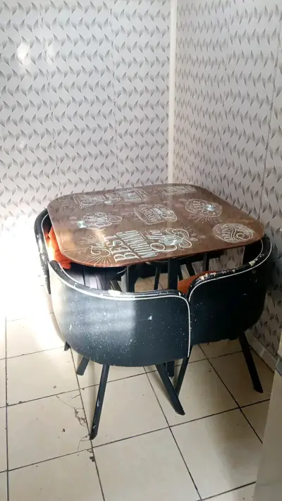Juego de comedor vintage con sillas negras - miniatura 3