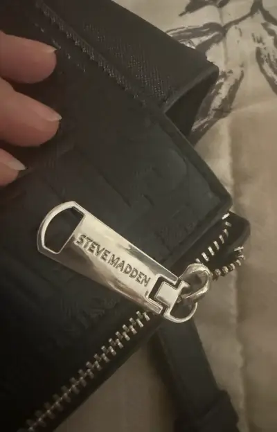 Cartera negra Steve Madden con correa de cadena - miniatura 2