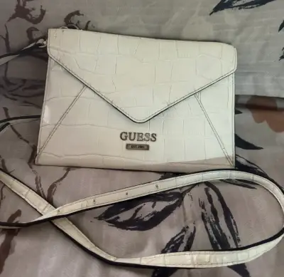 Cartera blanca Guess con diseño de cocodrilo - miniatura 1
