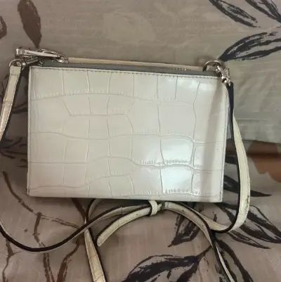 Cartera blanca Guess con diseño de cocodrilo - miniatura 2