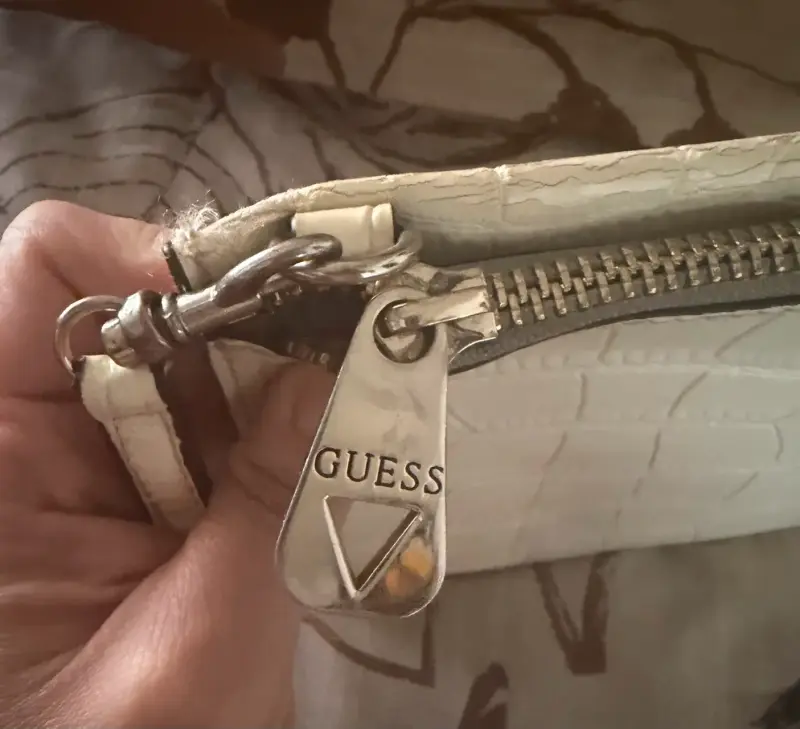 Cartera blanca Guess con diseño de cocodrilo - 3