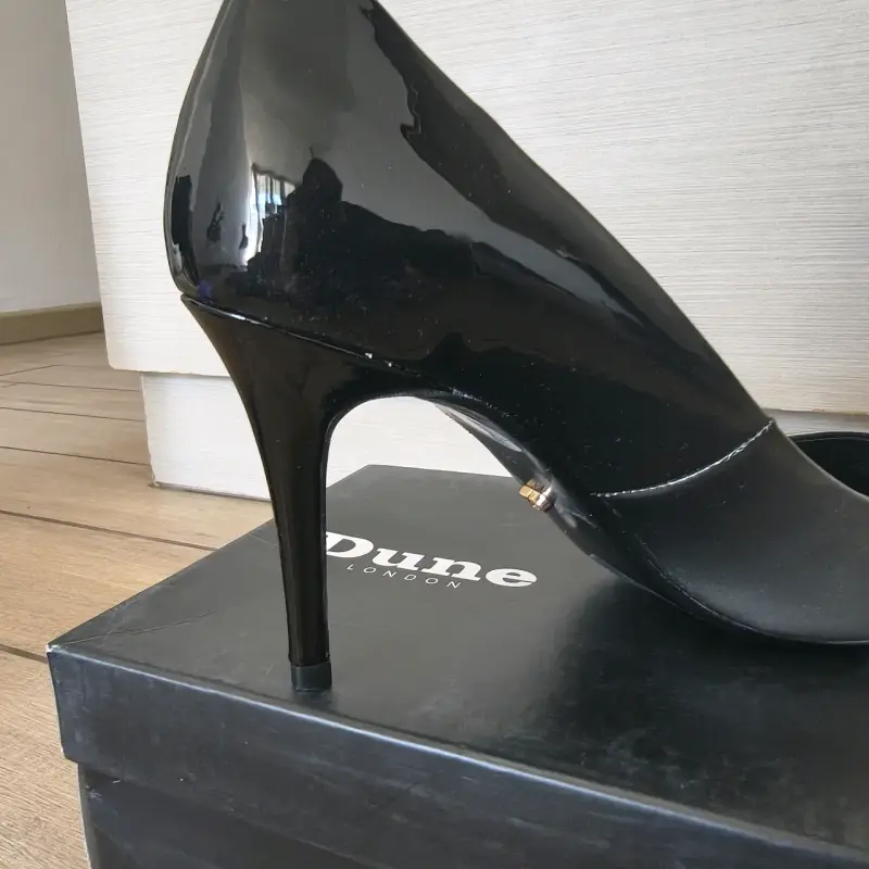 Elegantes zapatos de tacón alto negros. - 4