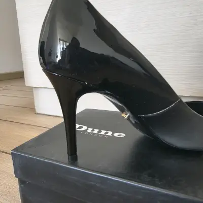 Elegantes zapatos de tacón alto negros. - miniatura 4