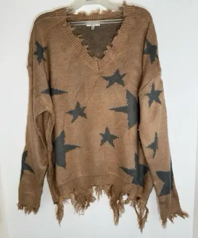 Suéter beige con estrellas y diseño desgastado - miniatura 1