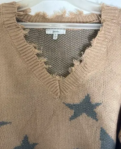 Suéter beige con estrellas y diseño desgastado - miniatura 2