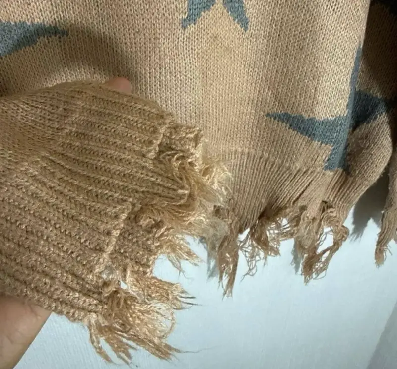Suéter beige con estrellas y diseño desgastado - 3