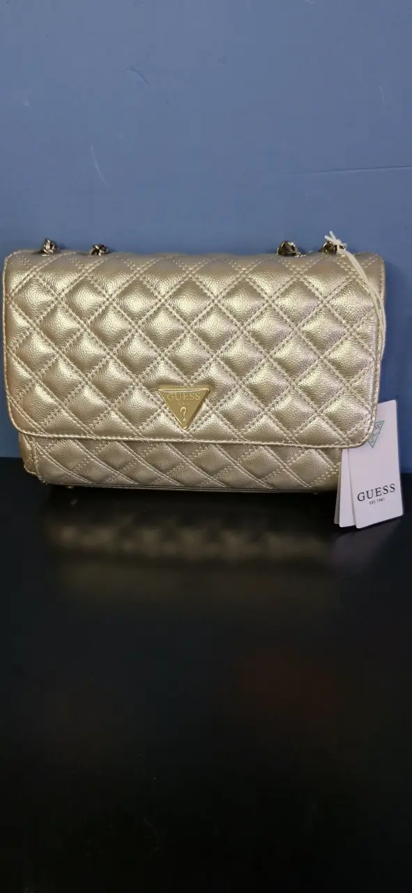 Cartera Guess dorada con cadena elegante - 2