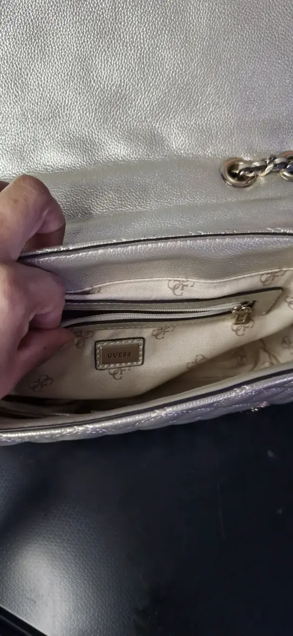 Cartera Guess dorada con cadena elegante - 3