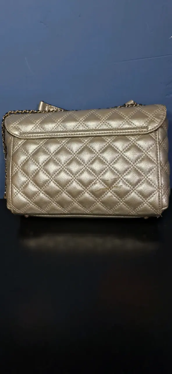 Cartera Guess dorada con cadena elegante - 4