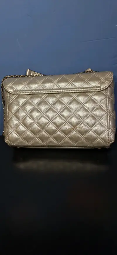 Cartera Guess dorada con cadena elegante - miniatura 4