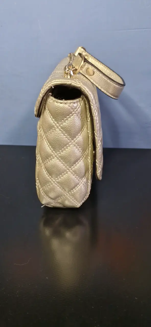 Cartera Guess dorada con cadena elegante - 5