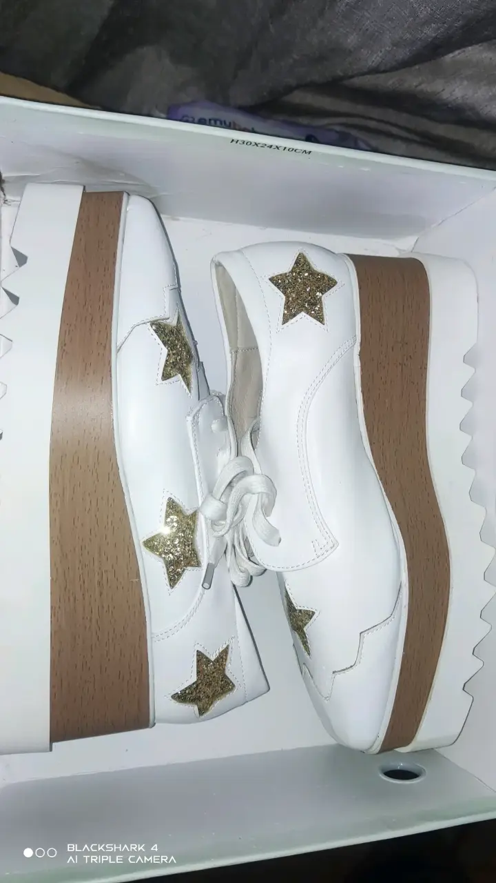Zapatillas plataforma blancas con estrellas doradas