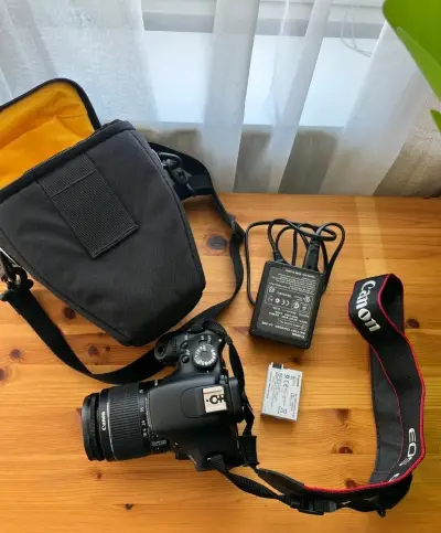 Cámara Canon EOS con lente y accesorios - miniatura 1