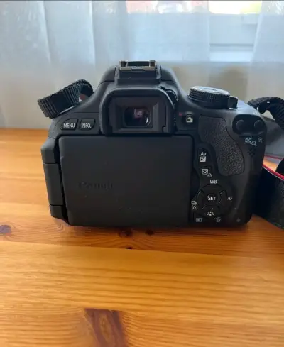 Cámara Canon EOS con lente y accesorios - miniatura 2