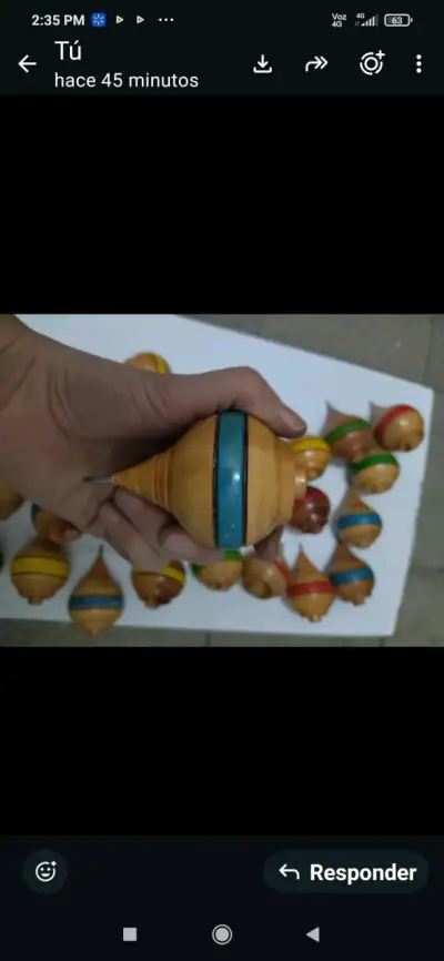 26Trompos de madera artesanal con colores vivos - miniatura 1