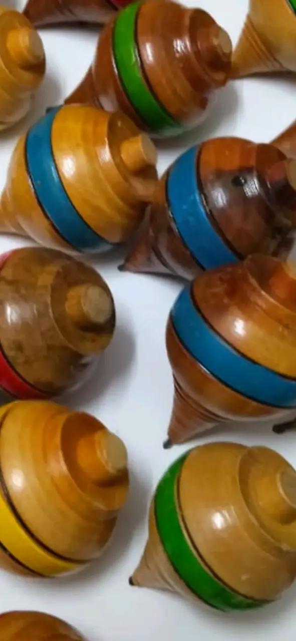 26Trompos de madera artesanal con colores vivos - 3