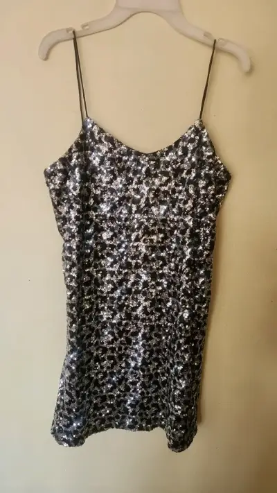 Vestido corto de lentejuelas negro - miniatura 1