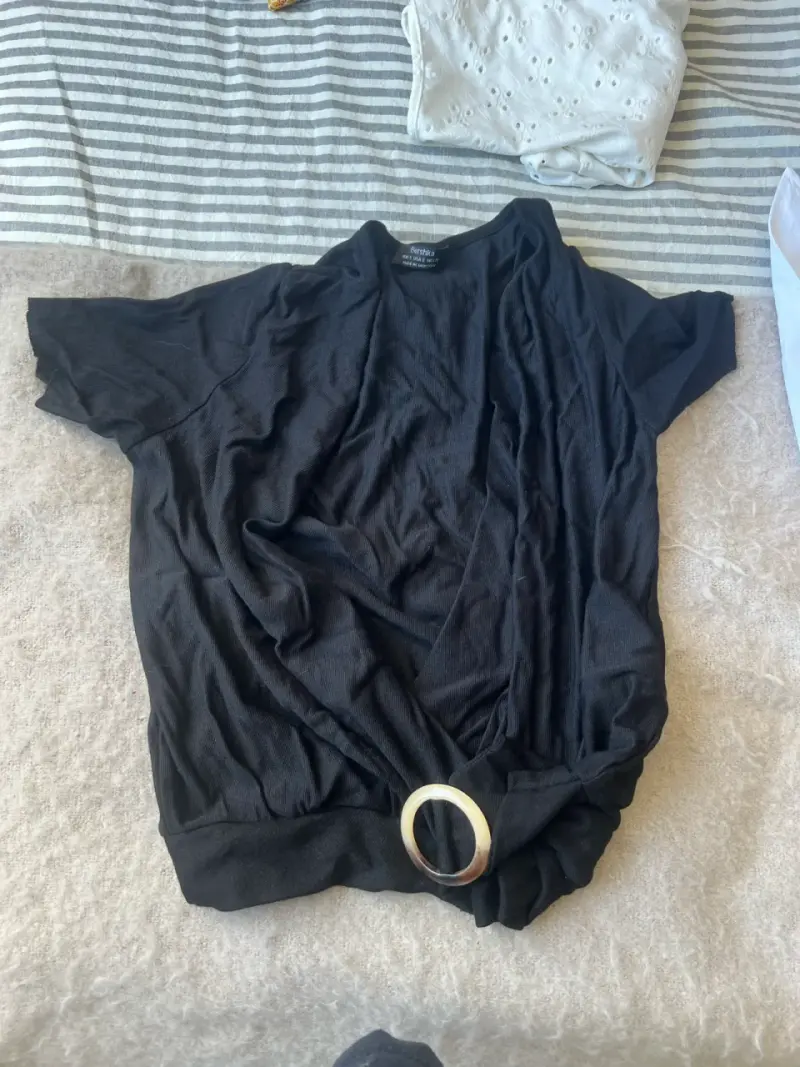Polera negra con detalle de anillo Bershka