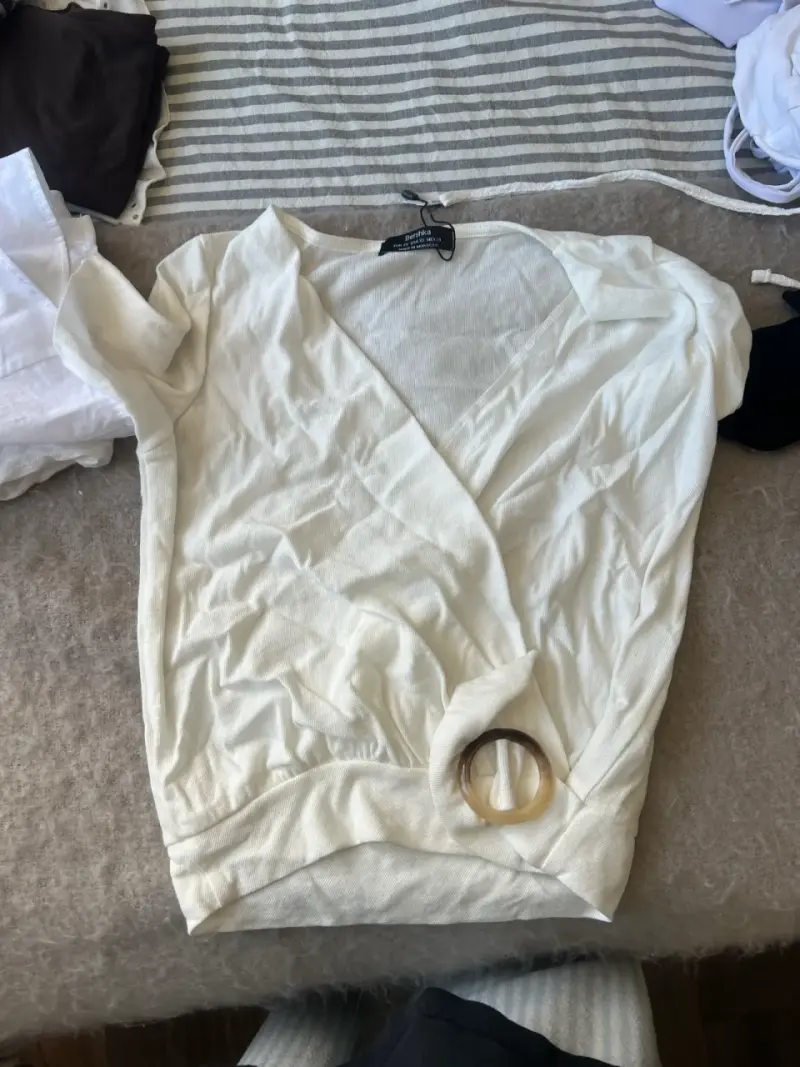 Blusa cruzada blanca con detalle de aro Bershka