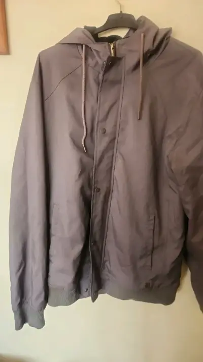 Chaqueta con capucha gris para hombre - miniatura 1