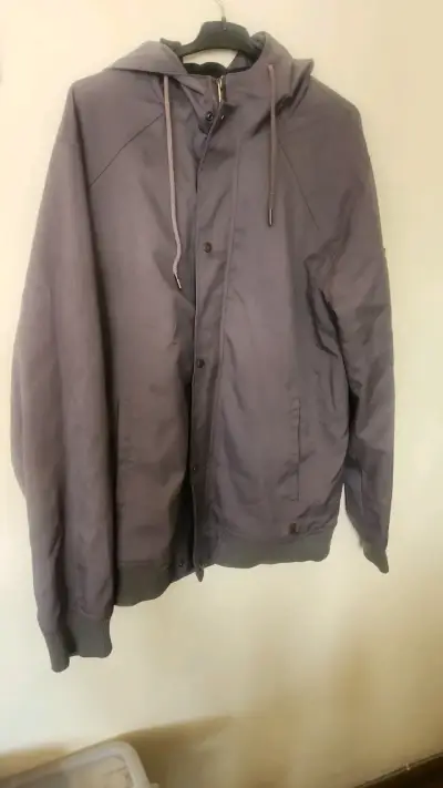 Chaqueta con capucha gris para hombre - miniatura 2