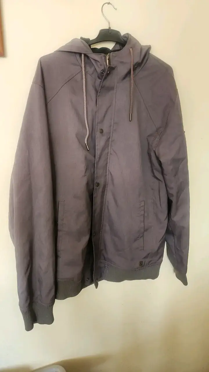 Chaqueta con capucha gris para hombre - 3