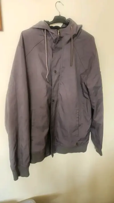 Chaqueta con capucha gris para hombre - miniatura 3