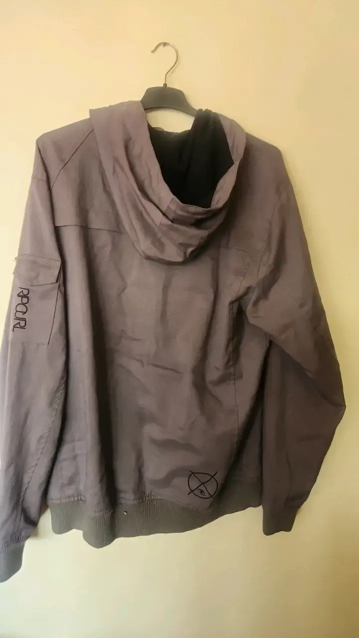 Chaqueta con capucha gris para hombre - 4