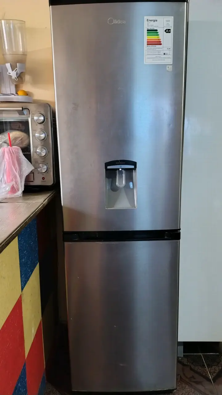 Refrigerador Midea con dispensador de agua - 1