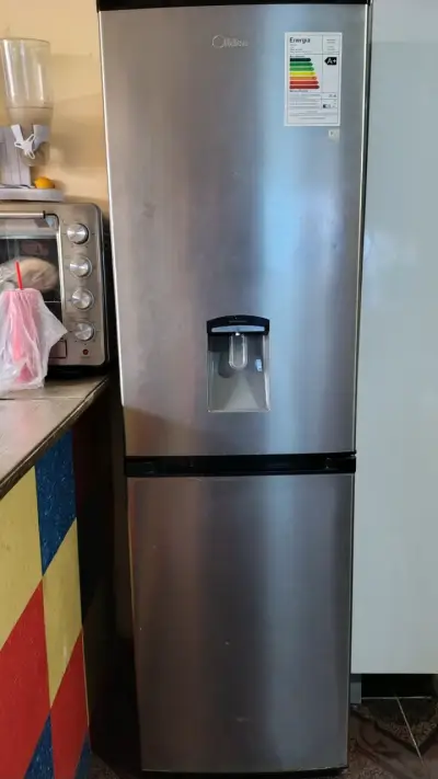 Refrigerador Midea con dispensador de agua - miniatura 1