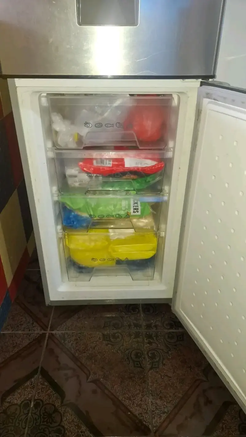 Refrigerador Midea con dispensador de agua - 3
