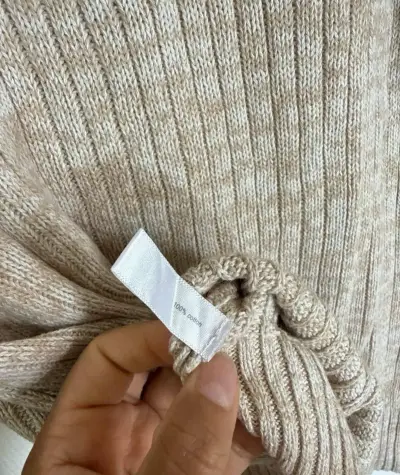 Chaleco de lana beige con capucha y cierre - miniatura 5