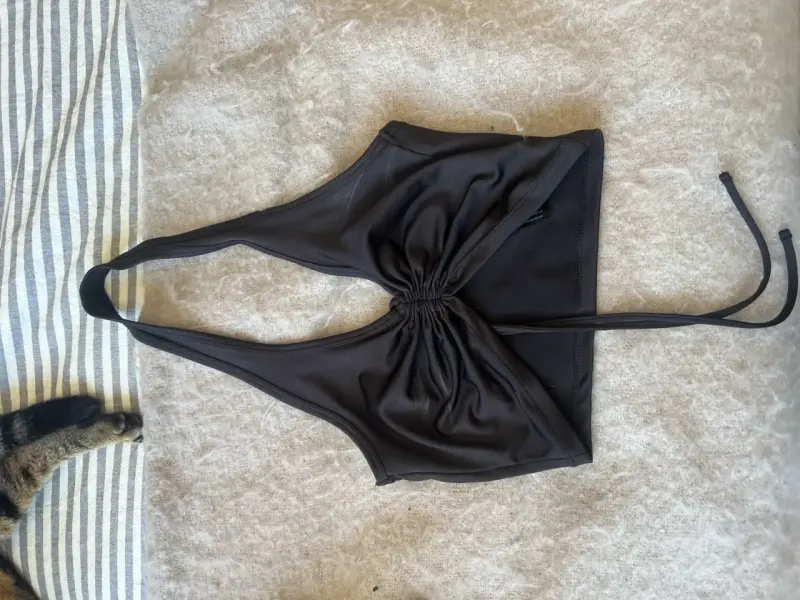 Top  negro con diseño halter
