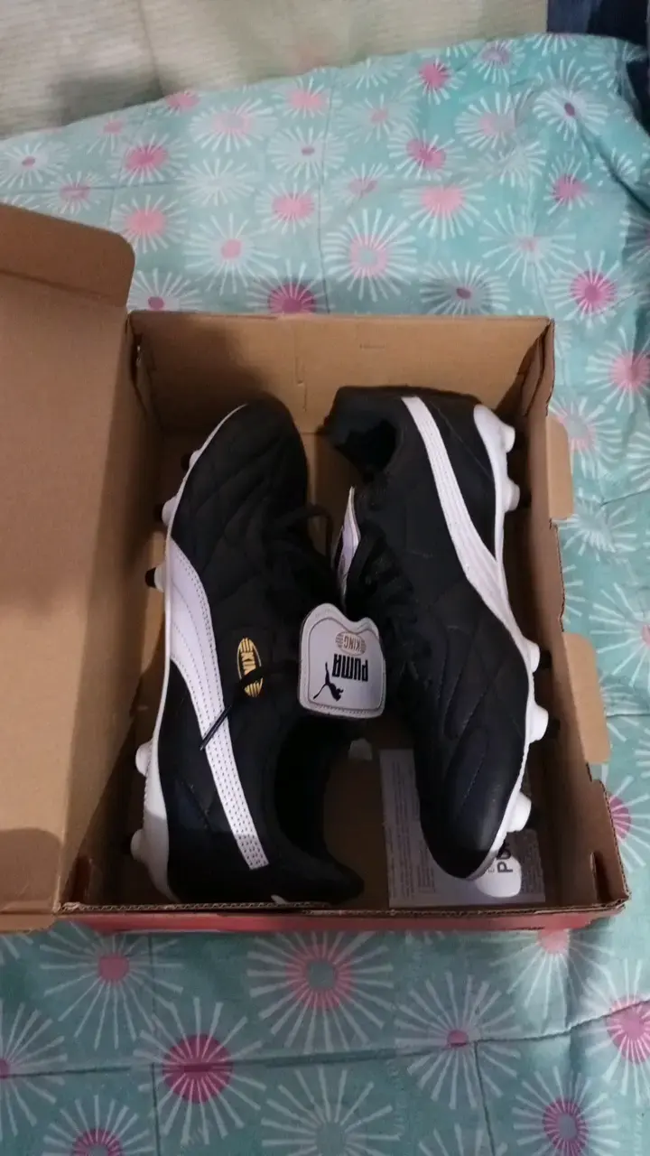 Zapatillas de fútbol Puma negras y blancas