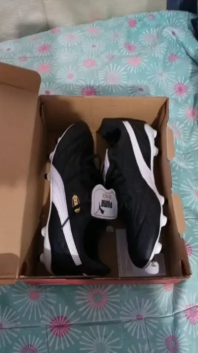 Zapatillas de fútbol Puma negras y blancas - miniatura 1