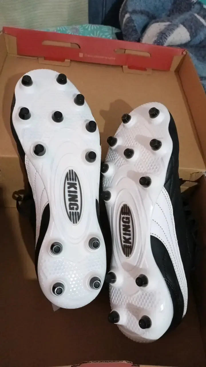 Zapatillas de fútbol Puma negras y blancas - 4