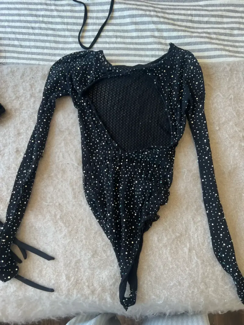 Body negro con lentejuelas brillantes