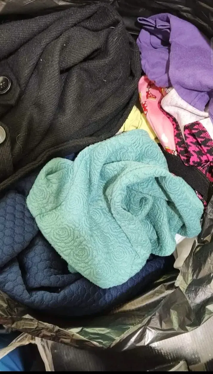 Lote de ropa para mujer y niñas en buen estado