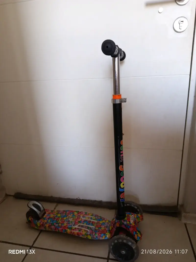 Scooter infantil colorido con 3 ruedas - 2