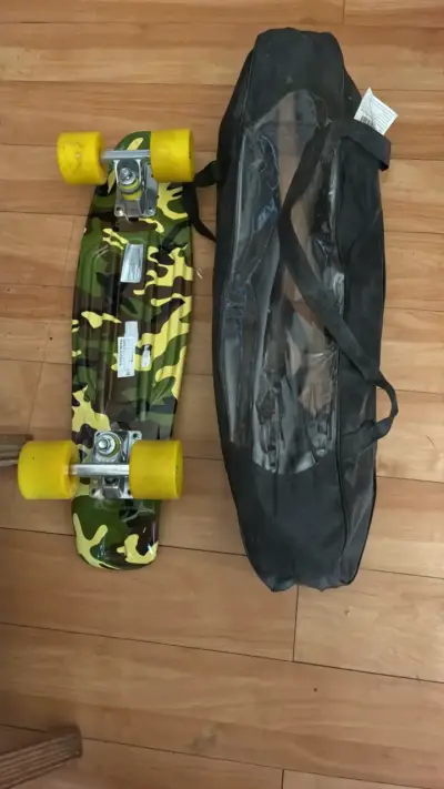 Skateboard camuflado con ruedas amarillas y bolso - miniatura 1
