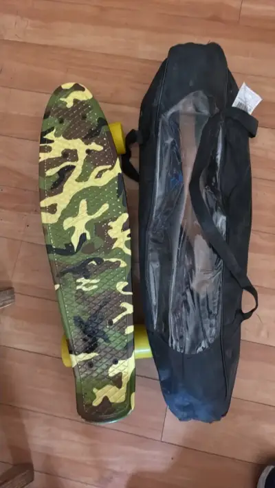 Skateboard camuflado con ruedas amarillas y bolso - miniatura 2
