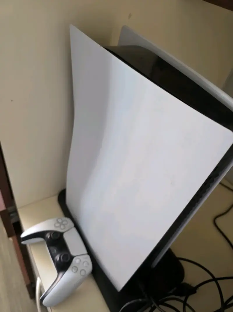 PS5 con lector + DualSense + cargador + 3 juegos