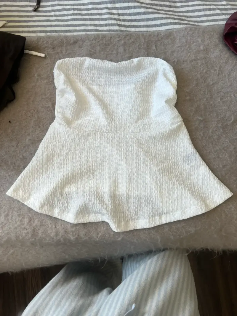 top blanco sin tirantes para mujer
