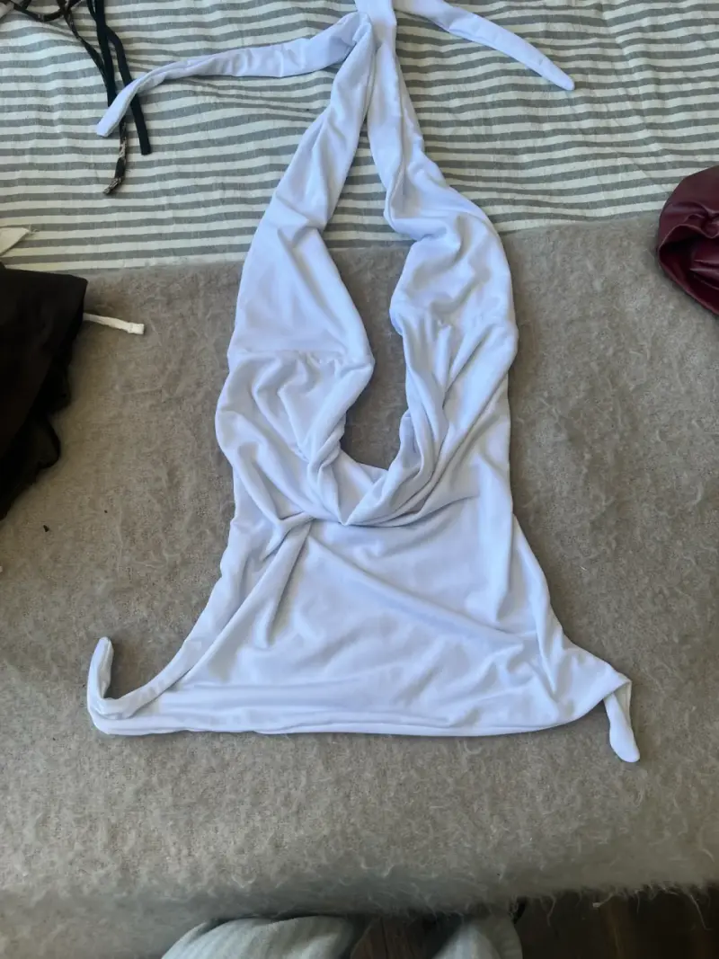 Top  blanco con diseño halter