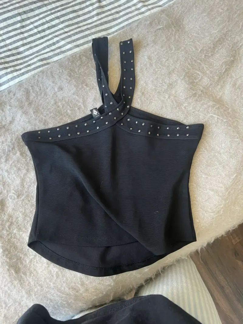 Top negro con tachas decorativas JJO