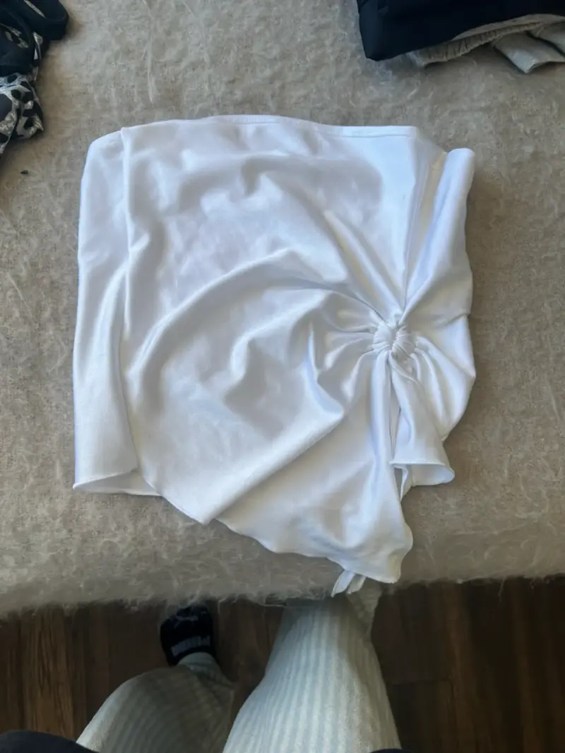Top blanco sin tirantes con detalle fruncido