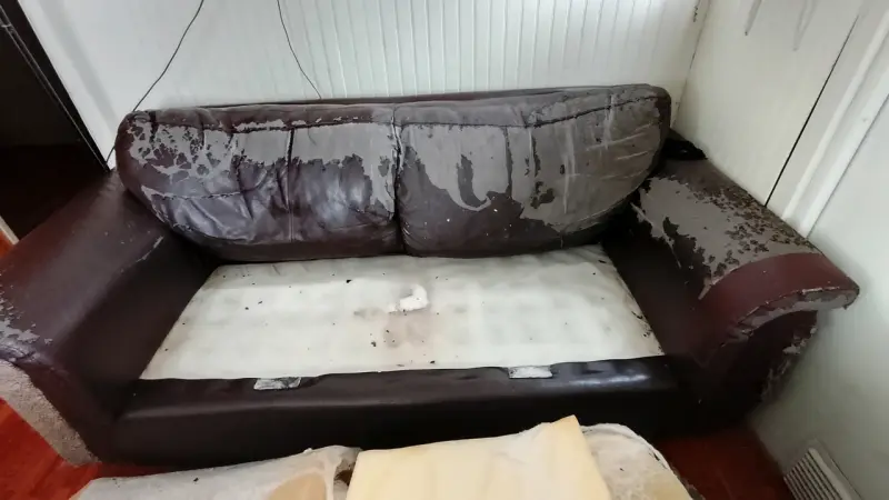 Sofá de cuero desgastado para reparación - 2